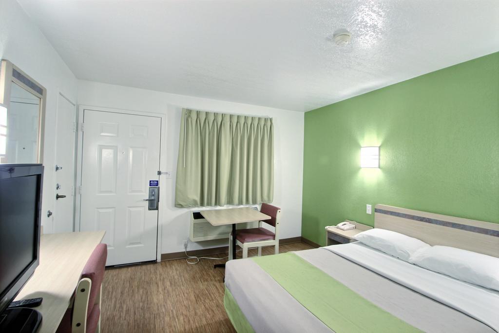 Motel 6 Milwaukee West - บรูคฟิลด์ ภายนอก รูปภาพ