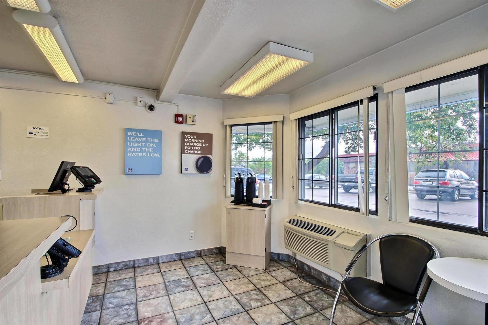 Motel 6 Milwaukee West - บรูคฟิลด์ ภายนอก รูปภาพ