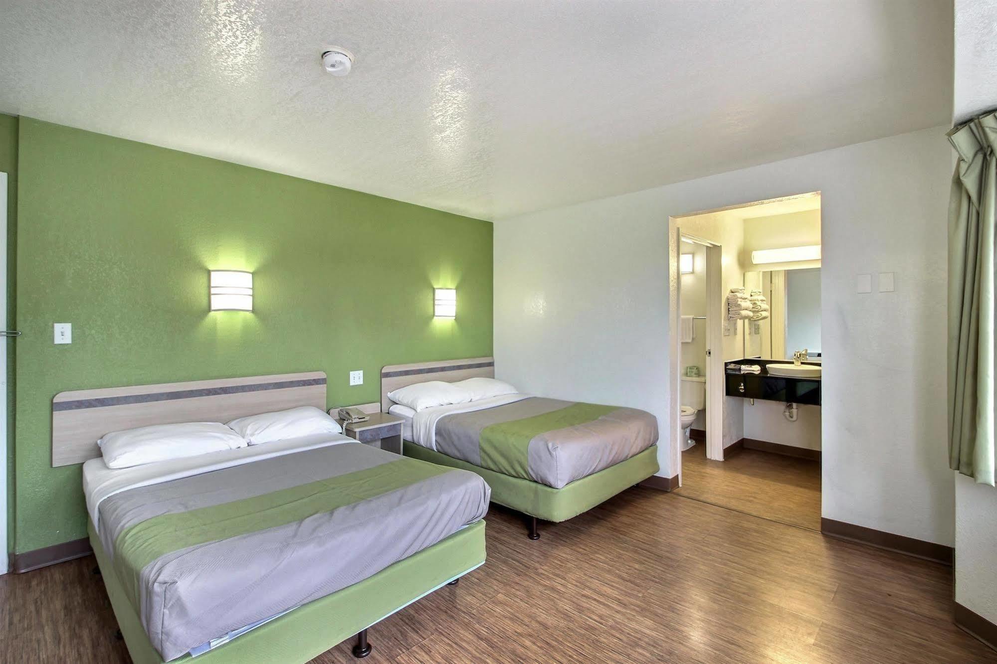 Motel 6 Milwaukee West - บรูคฟิลด์ ภายนอก รูปภาพ