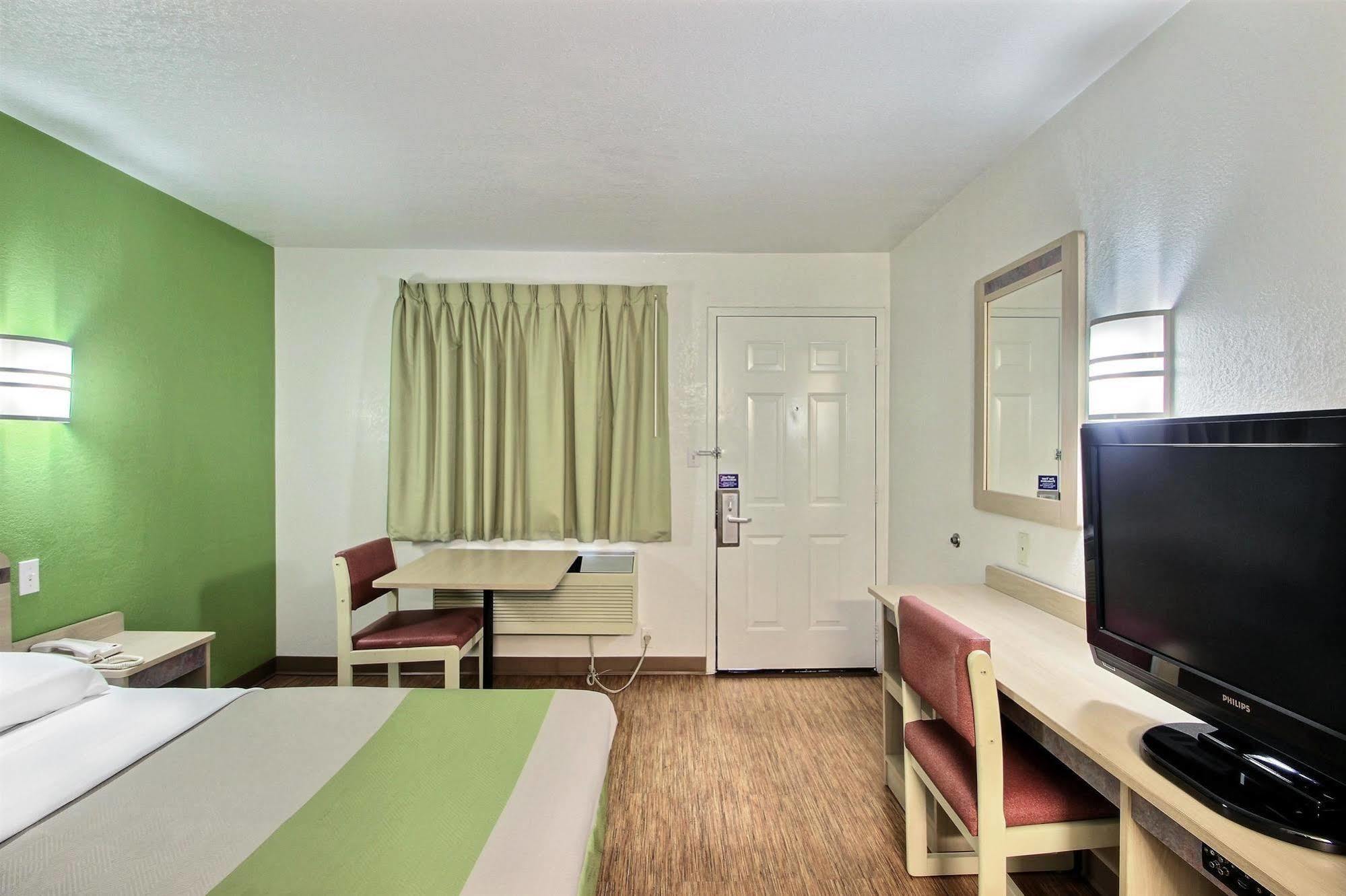 Motel 6 Milwaukee West - บรูคฟิลด์ ภายนอก รูปภาพ