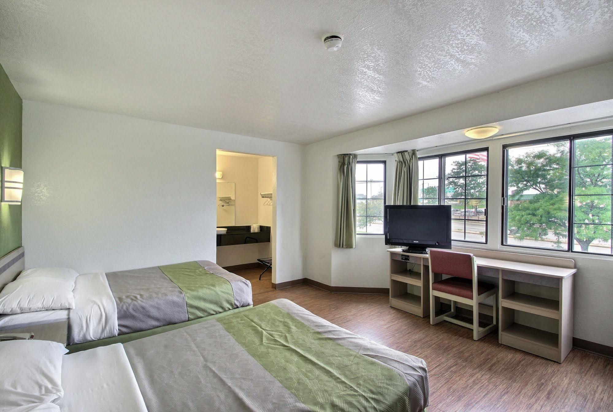 Motel 6 Milwaukee West - บรูคฟิลด์ ภายนอก รูปภาพ