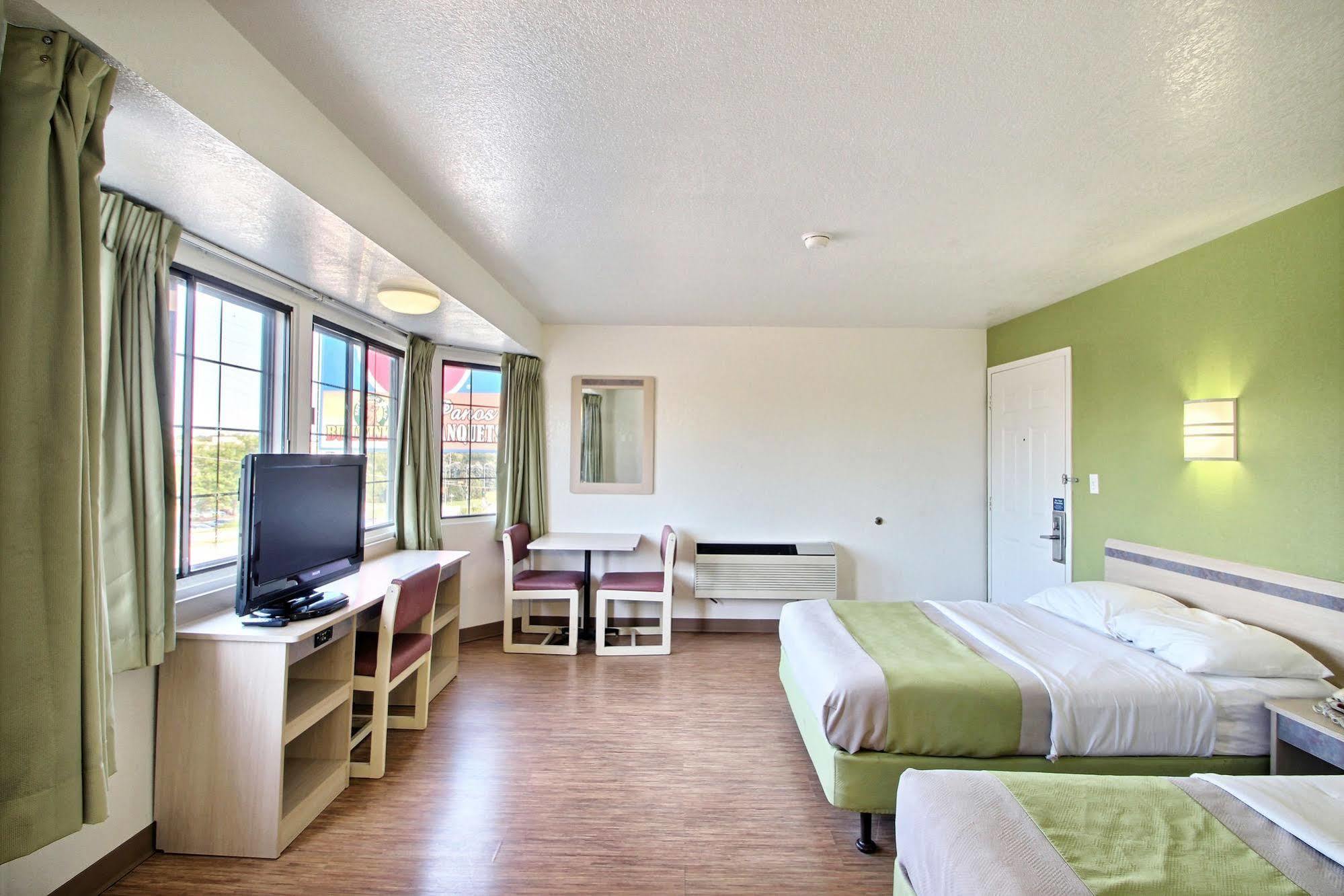 Motel 6 Milwaukee West - บรูคฟิลด์ ภายนอก รูปภาพ