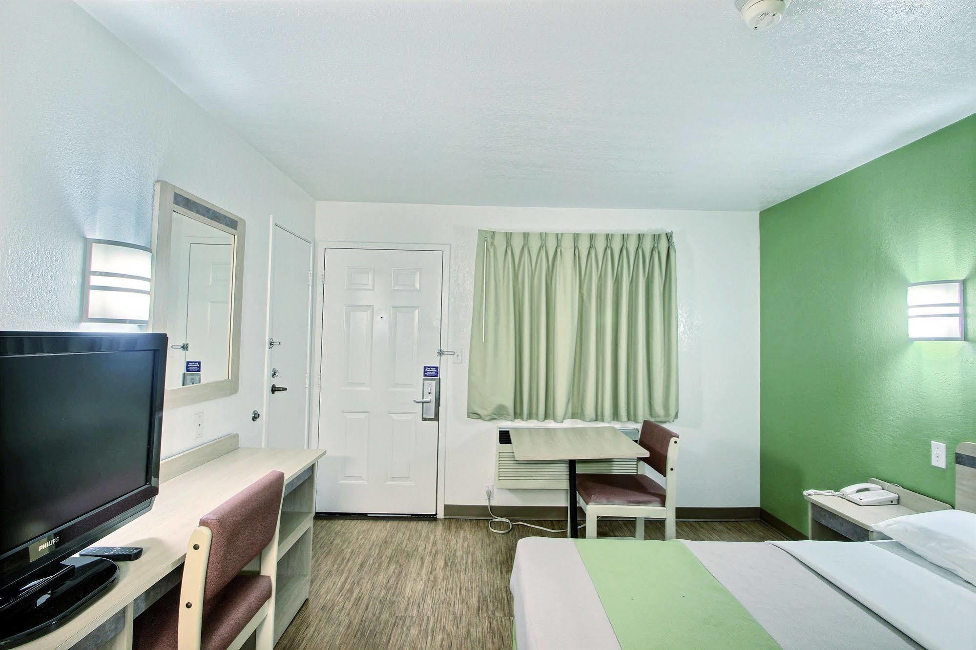 Motel 6 Milwaukee West - บรูคฟิลด์ ภายนอก รูปภาพ